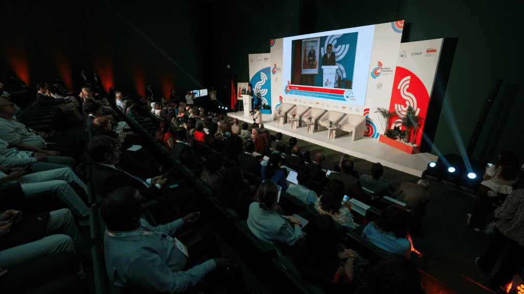 Le thème de la paix mobilise à tous les niveaux, étatiques, institutionnels et associatifs dans la société civile mondiale. Pour preuve, l’une des sessions du Forum de Paris sur la Paix ( nov 2026) a investi le questionnement de résilience, face aux violences dans le monde dont les plus fragiles,´et surtout la jeunesse et les femmes sont les premières victimes.